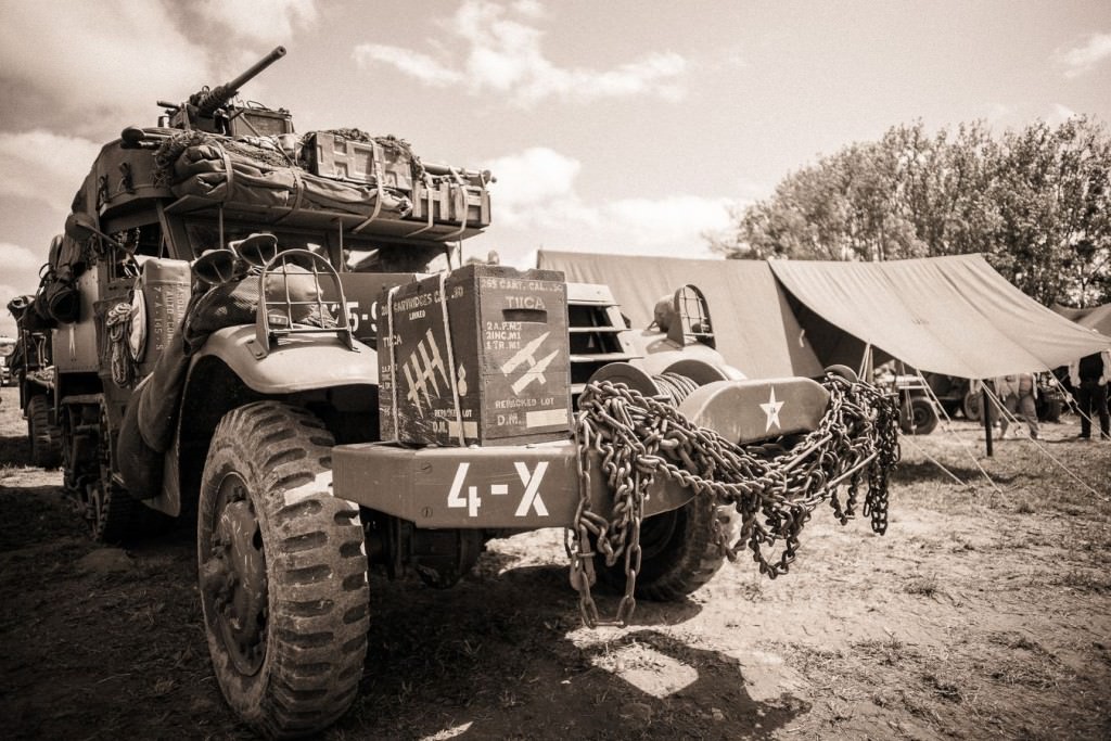 Reconstitution d’un camp américain de 1944 , exposition de véhicules lourds et légers