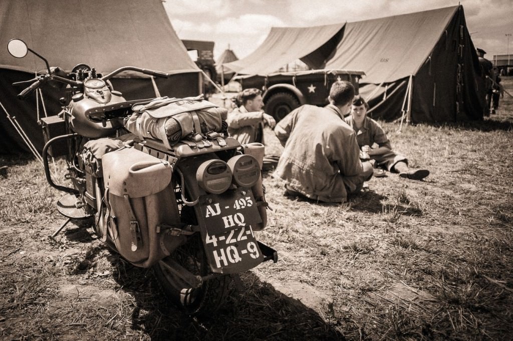 Reconstitution d’un camp américain de 1944 avec 70 participants en tenues d’époque