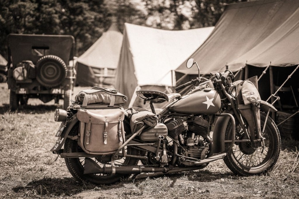 Reconstitution d’un camp américain de 1944 , exposition de véhicules lourds et légers