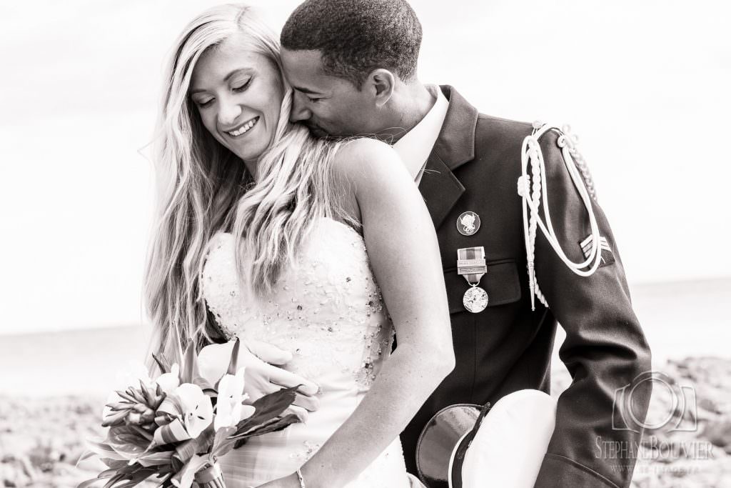 Mariage, photo de couple, noir et blanc, uniforme armée de l'air