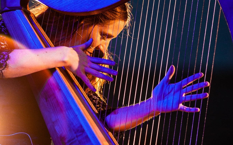Cécile Corbel avec sa harpe en concert