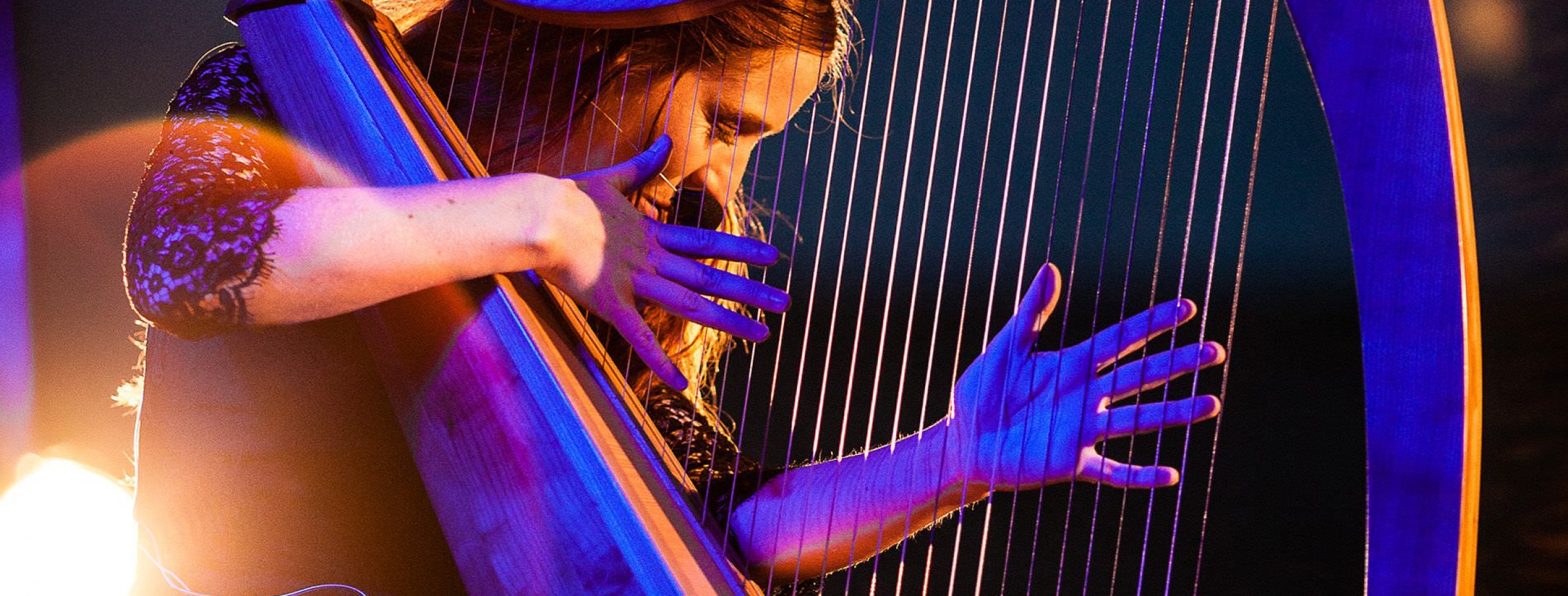 Cécile Corbel avec sa harpe en concert