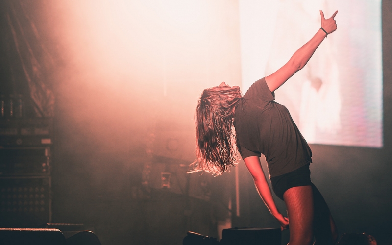 Izia en concert au Pont du Rock