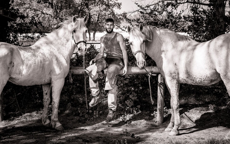 Portrait maréchal-ferrant avec deux chevaux à Arles
